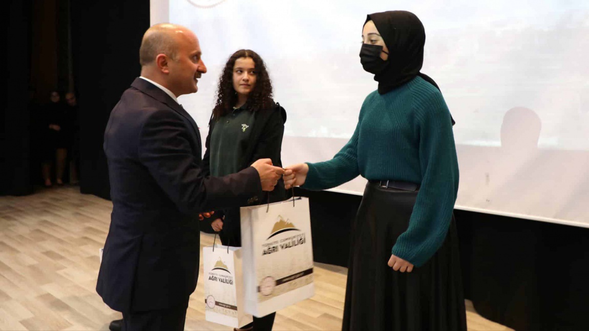 Öğrencimiz Meltem Kaya, 12 Mart İstiklal Marşı'nın kabul yıl dönümü dolayısıyla düzenlen kompozisyon yarışmasında il birincisi olmuş. Tebrikler